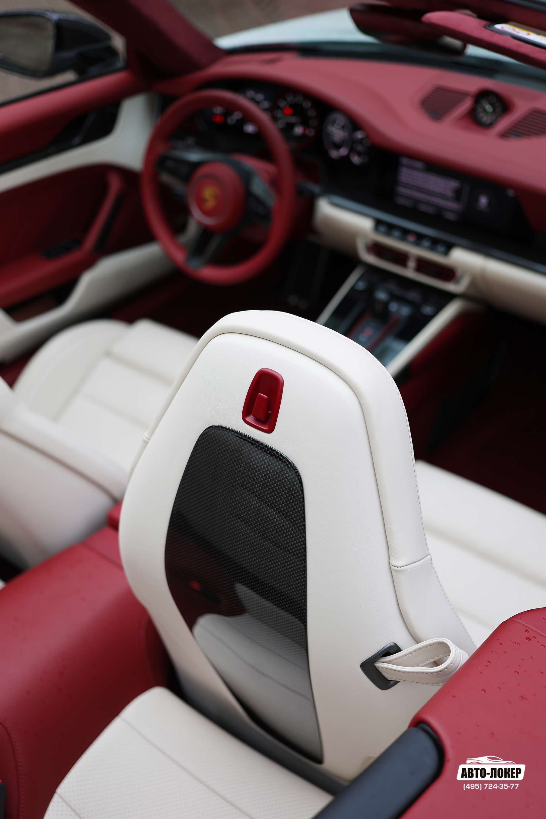 Перетяжка тыльных частей передних сидений салона кожей Porsche 911