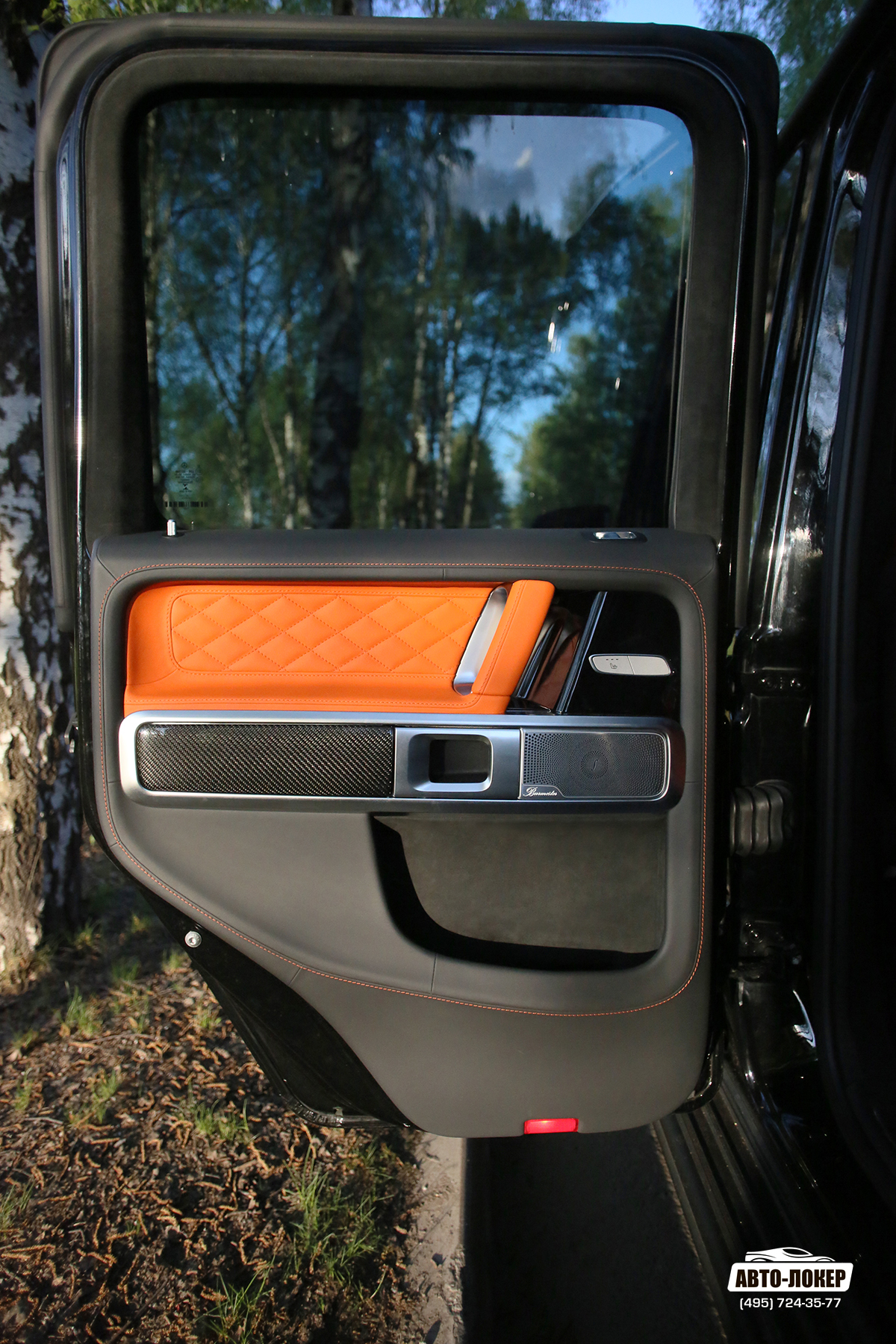 Перетяжка дверей сочетанием кожи черного и оранжевого цветов, а также Алькантары салона MB Gelandewagen MBS