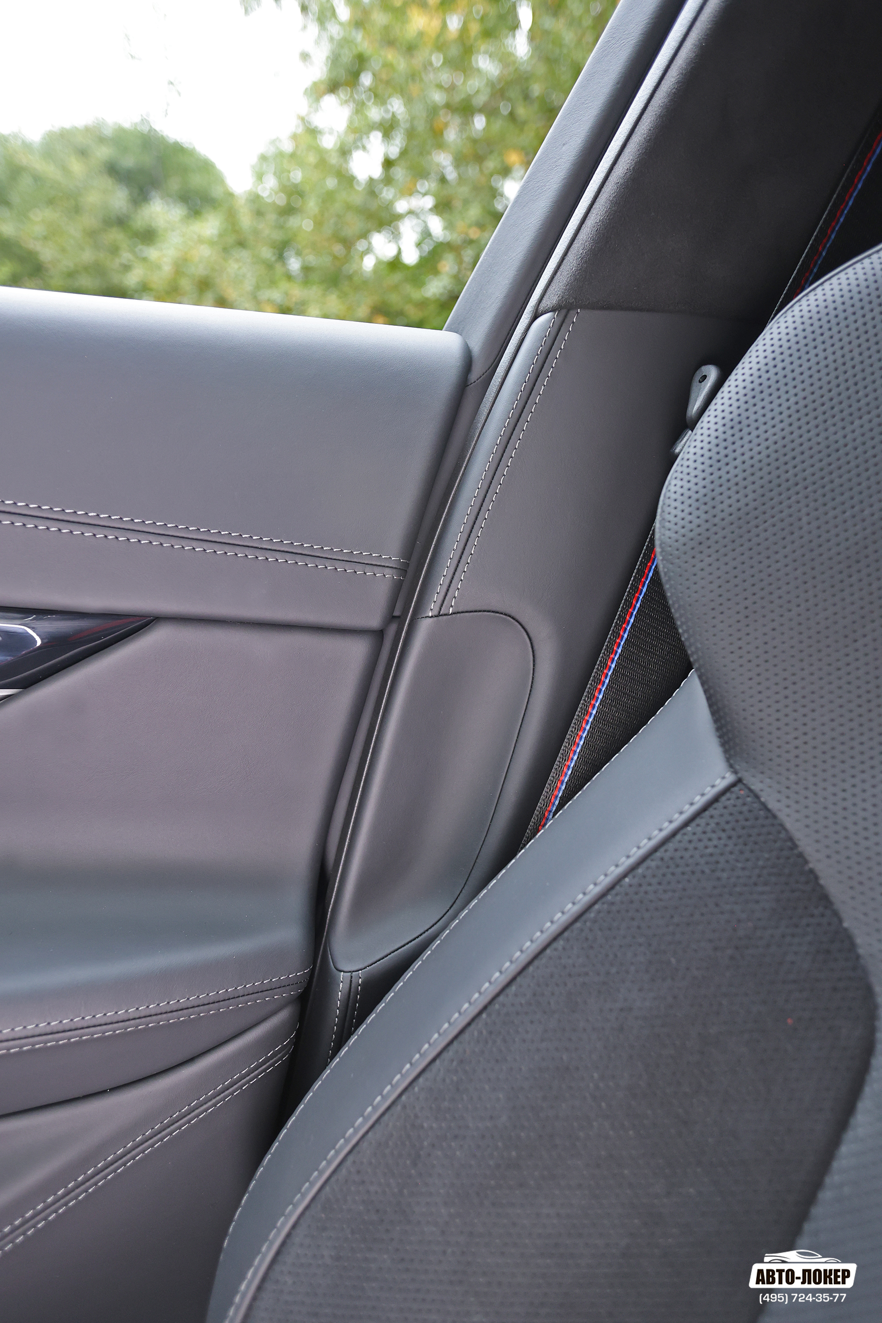 Перетяжка стоек  салона BMW M5 (G90) кожей