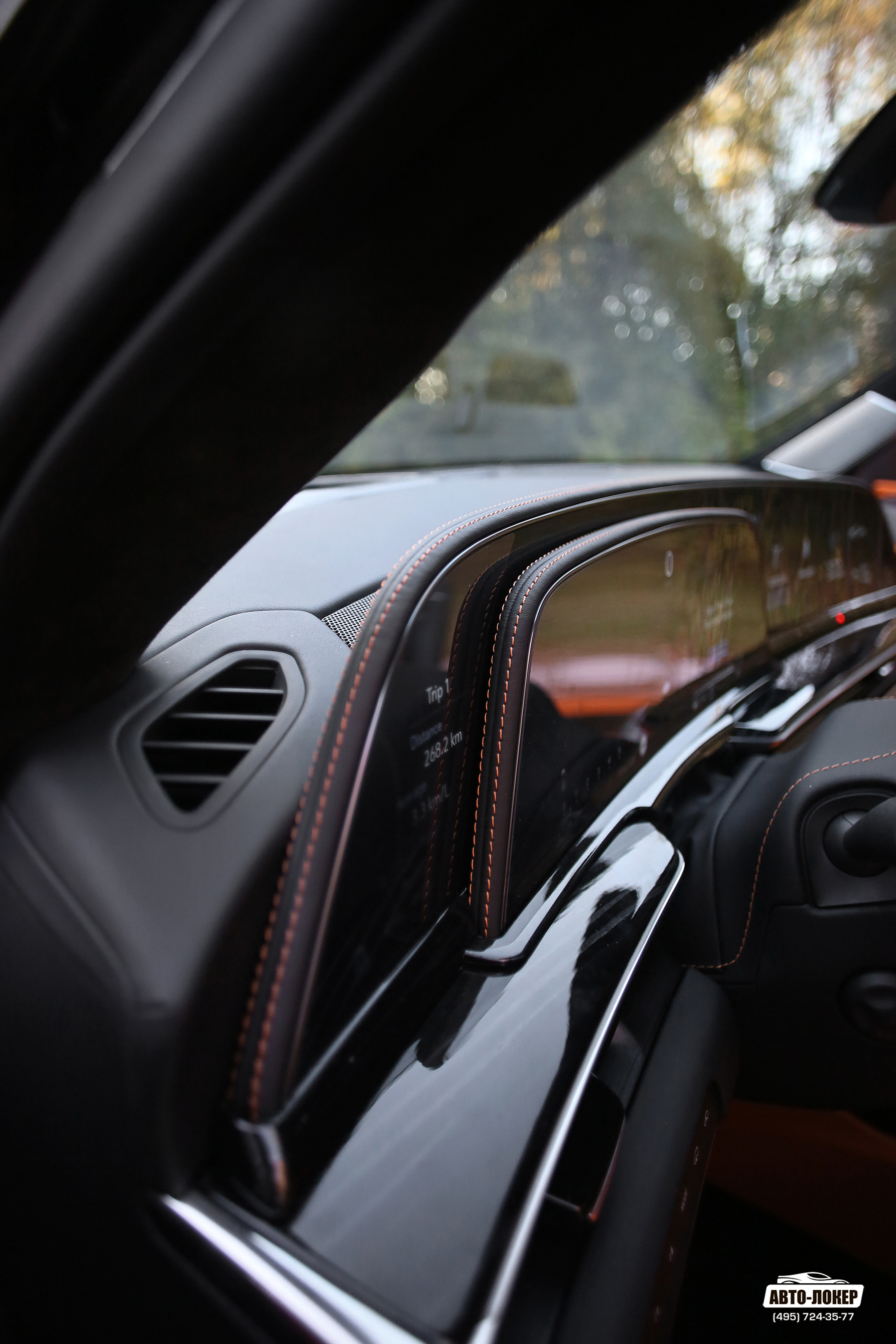 Перетяжка экранов в натуральную кожу со строчкой салона Cadillac Escalade Mandarin