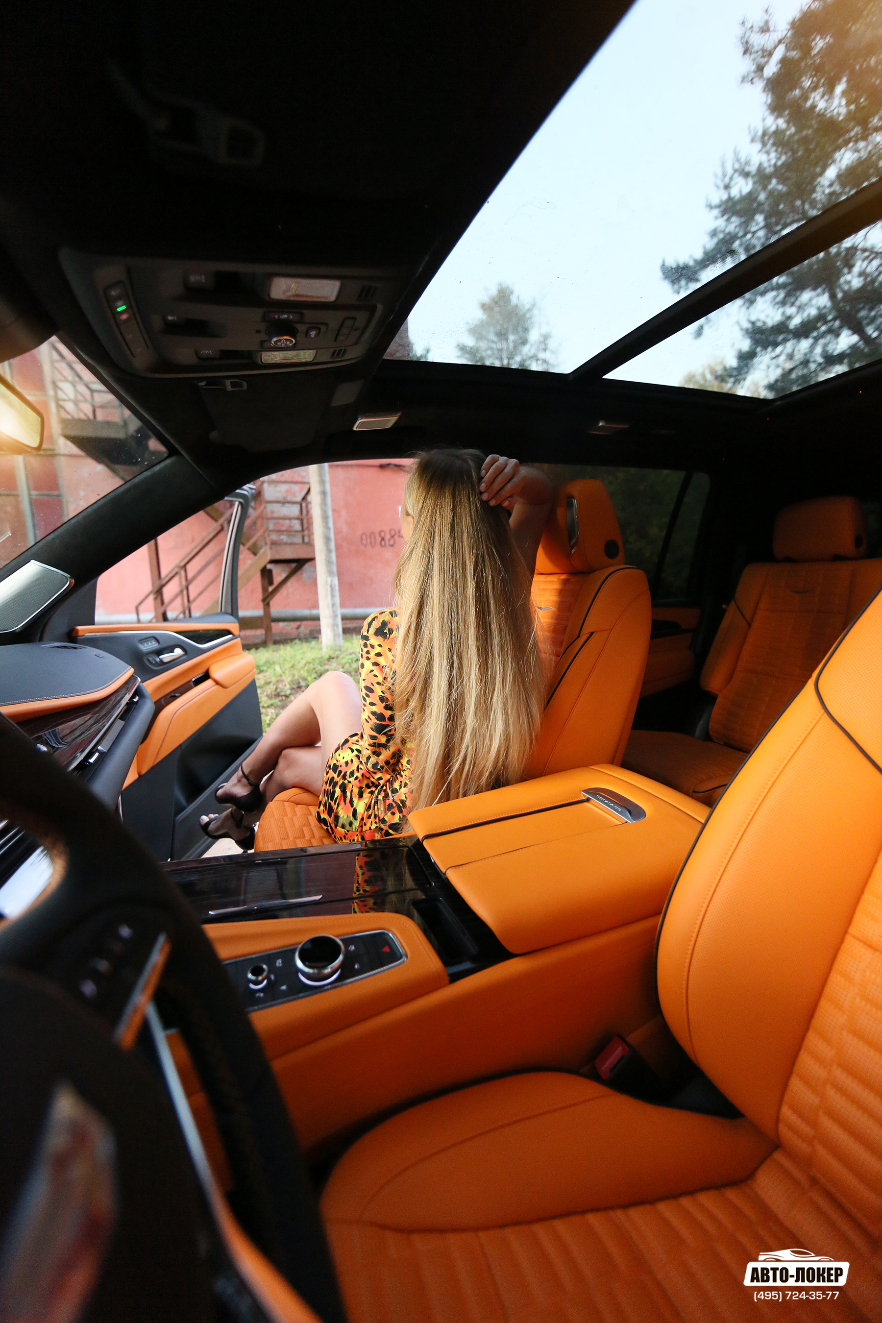 Перетяжка центральной консоли салона Cadillac Escalade Mandarin оранжевой кожей