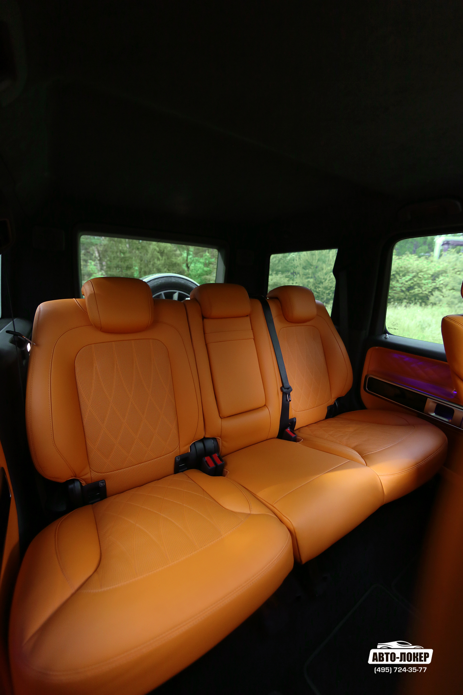 Перетяжка задних сидений натуральной кожей с использованием узорной пробойной перфорации салона Gelandewagen Mandarin