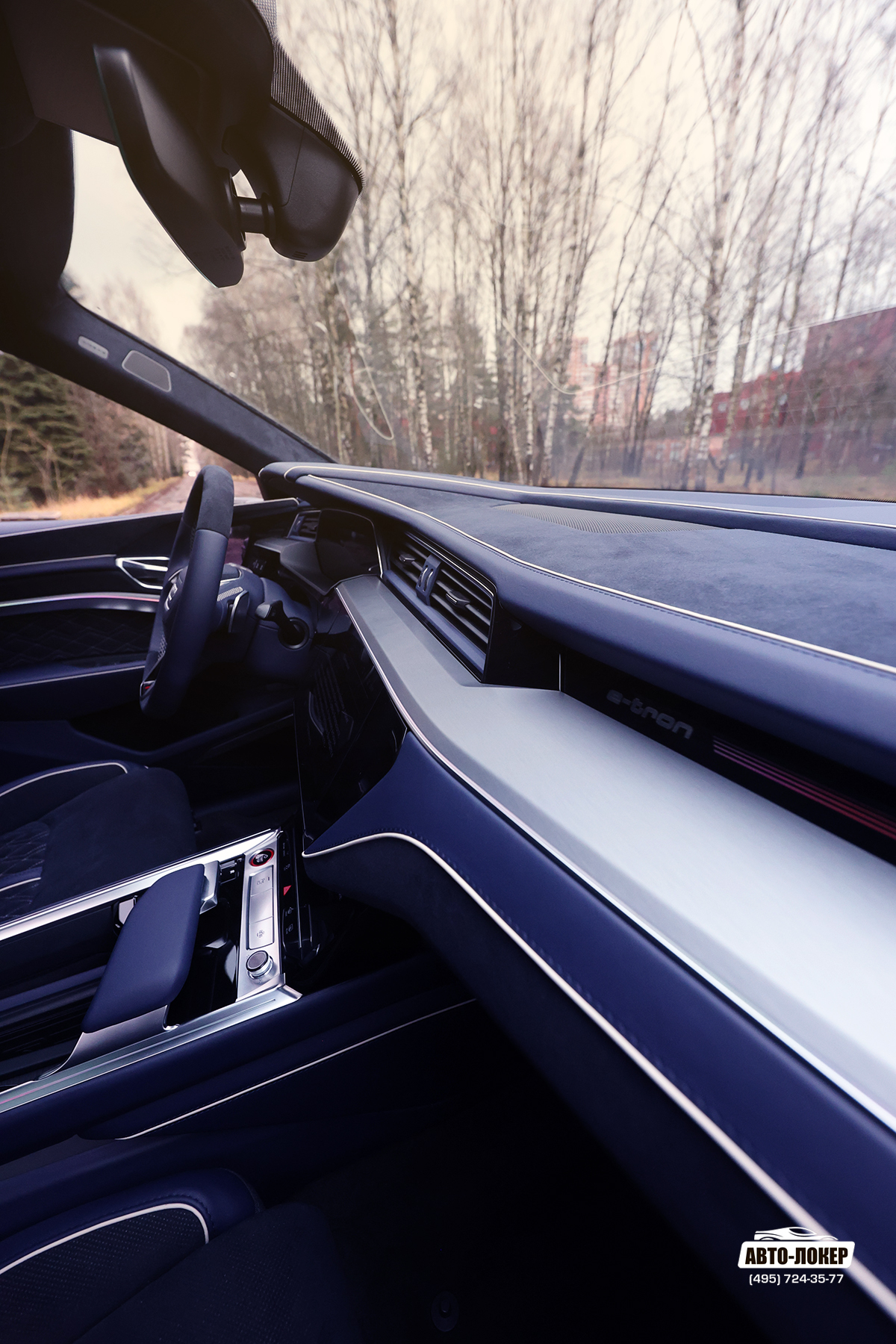 Перетяжка торпедо салона Audi E-tron в натуральную кожу