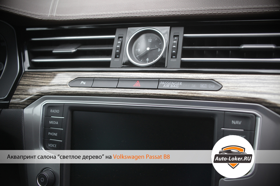 Аналоговые часики в интерьере. Все как у самых взрослых автомобилей :)